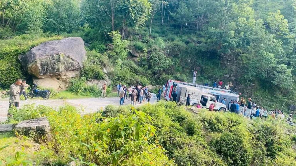 रिठाबजारमा बस दुर्घटना, २४ जना घाइते