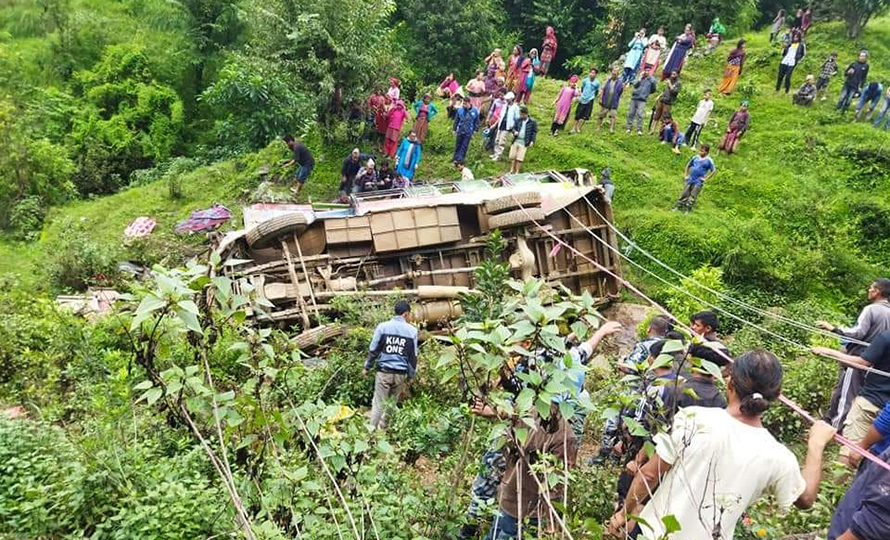 रोल्पा बस दुर्घटनामा ४ जनाको मृत्यु, १८ जना घाइते