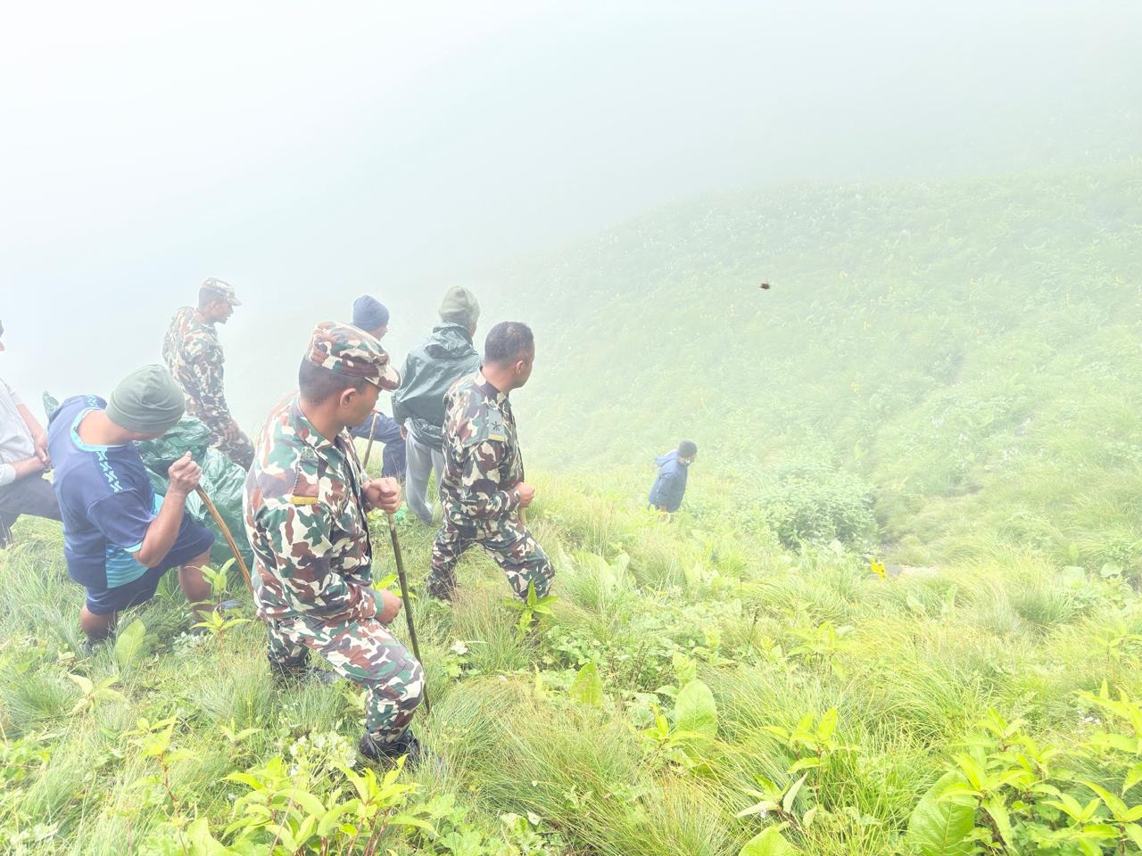 बडीमालिकाको भीरबाट लडेर मृत्यु भएका दुवै जनाको शव सेनाले निकाल्यो