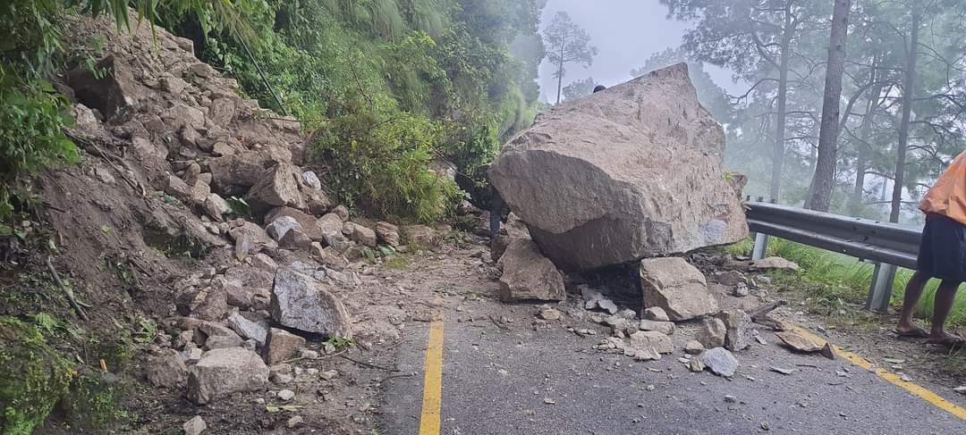 बझाङको जालेबगरमा पहिरो खस्दा जयपृथ्वी राजमार्ग अवरुद्ध