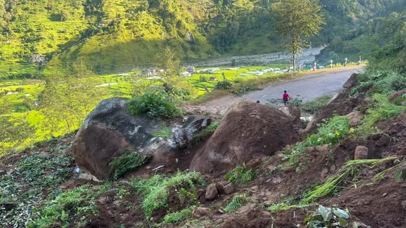 साँफे-मार्तडी सडकमा दर्जनौँ ठाउँमा पहिरो, यातायात अवरुद्ध