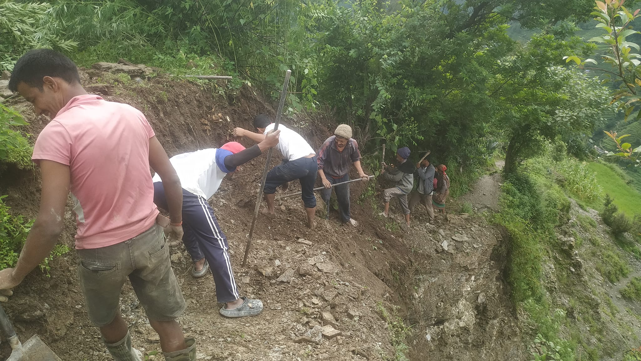 जनश्रमदानमा वर्षाका कारण भत्किएको बाटो निर्माण