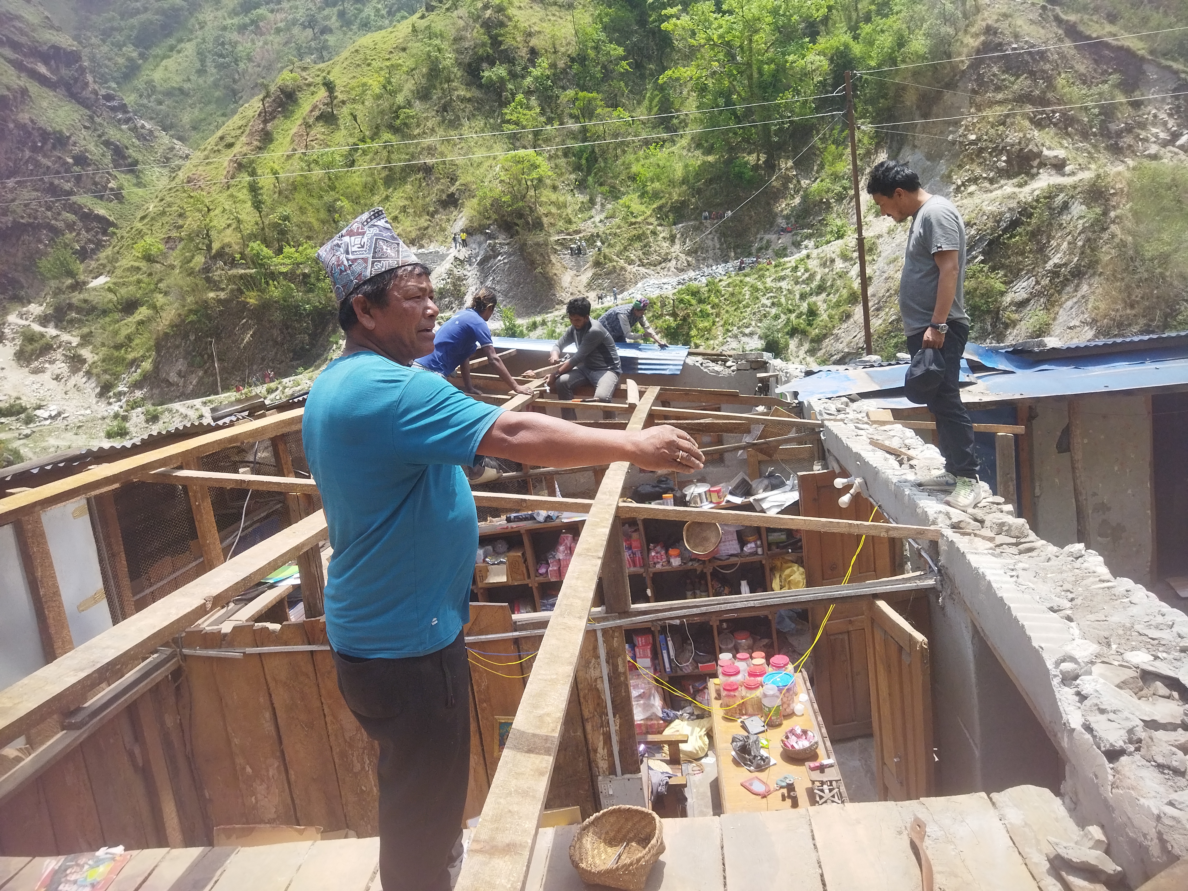 हावाहुरीले सिममा पसल तथा निवास उडाउँदा १५ लाख बराबरको क्षति, पालिकाद्धारा राहत
