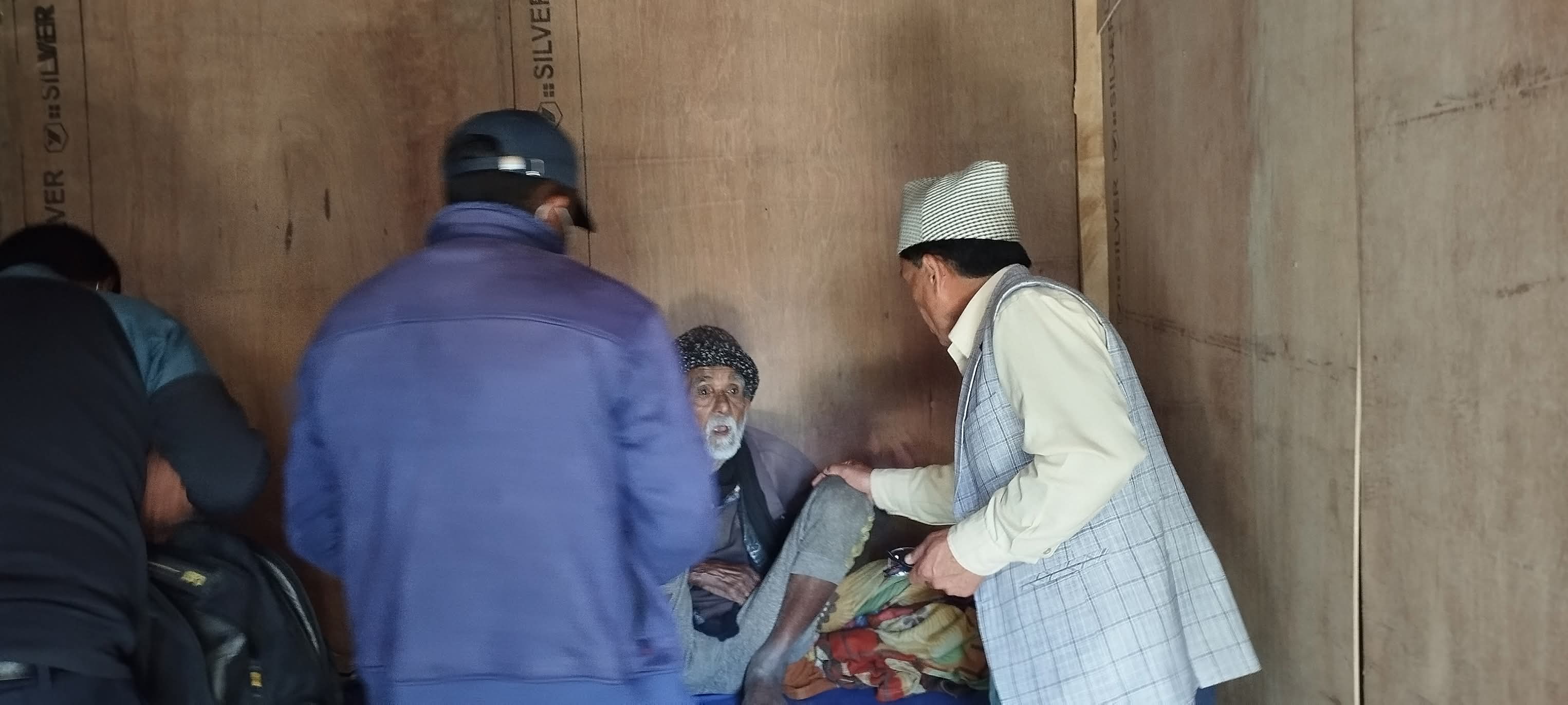 घरदैलो स्वास्थ्य सेवा अभियान : वडामा टोल-टोलमा उपचार, स्थानीय उत्साहित