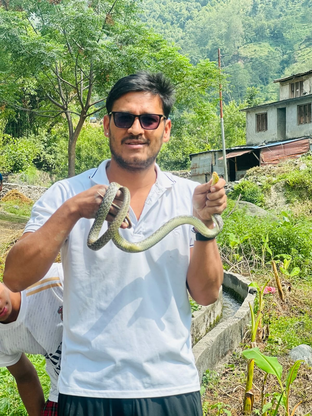 घरभित्र पसेको सर्पको साहसी उद्धार : स्थानीय युवा नरेन्द्र थापाको प्रशंसनीय कार्य