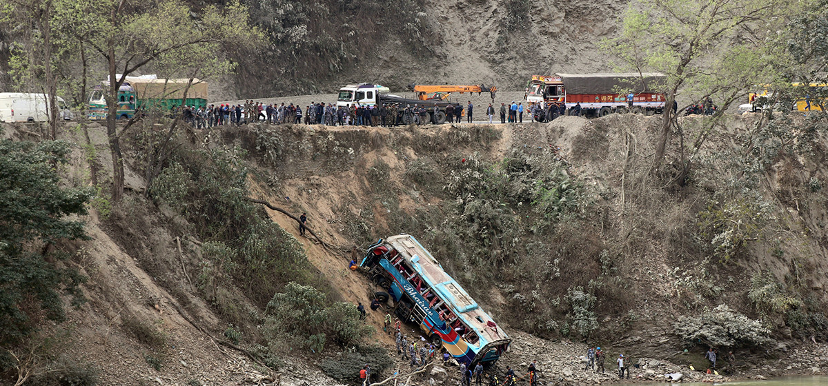 अपडेट : चितवनको पहिरोमा परेका दुबै बस त्रिशूलीमा खसेको आशंका, करिब पाँच दर्जन यात्रु बेपत्ता