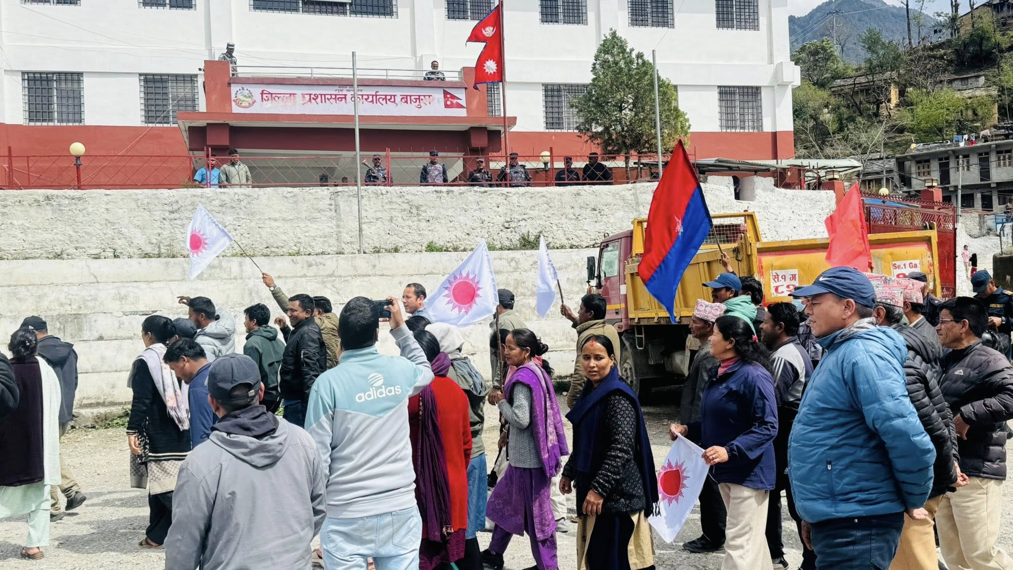 केपी शर्मा ओली र रमेश लेखकको रिहाइको माग गर्दै बाजुरामा एमालेको प्रदर्शन, टायर बालेर विरोध