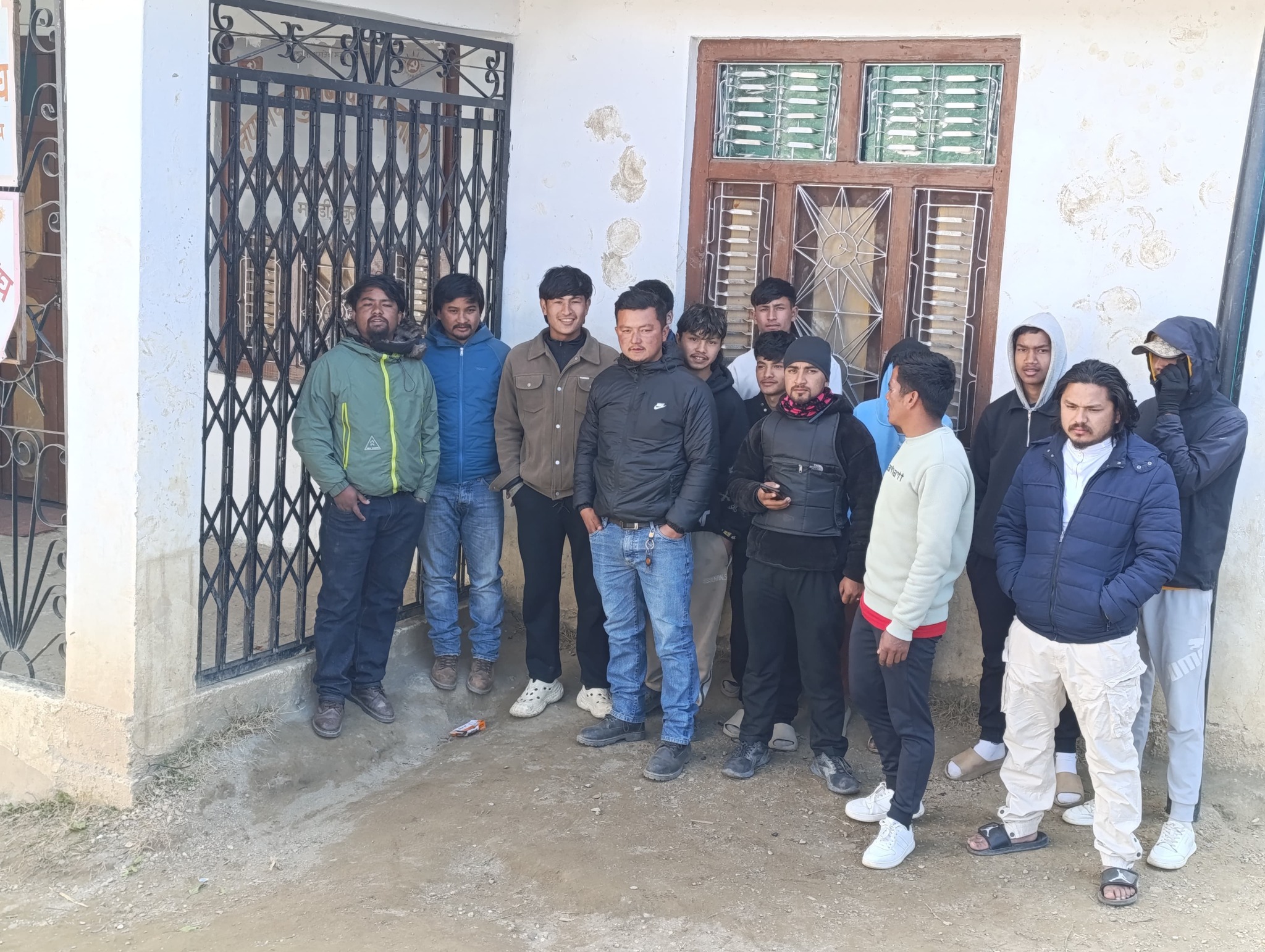 बाजुरामा नरेश रोकायालाई टिकट नदिएपछि युवाले लगाए एमाले पार्टी कार्यालयमा ताला