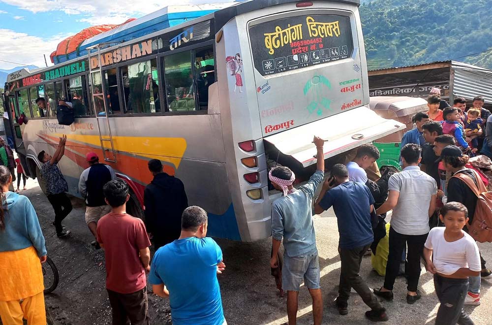 दशैं खर्च कमाउन भारत गएका युवाहरु घर फर्किन थाले