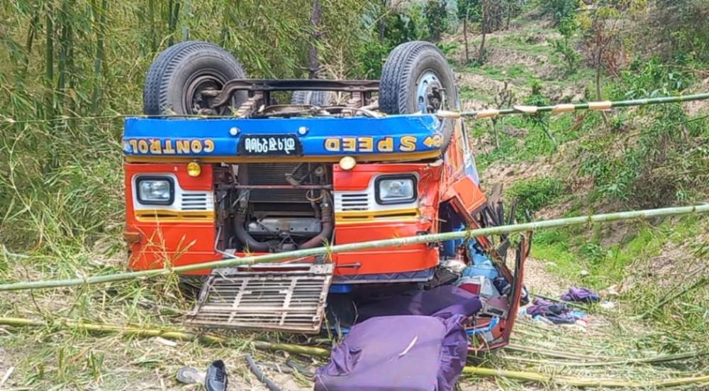 धनकुटामा बस दुर्घटना : तीन जनाको मृत्यु,  ११ जना घाइते