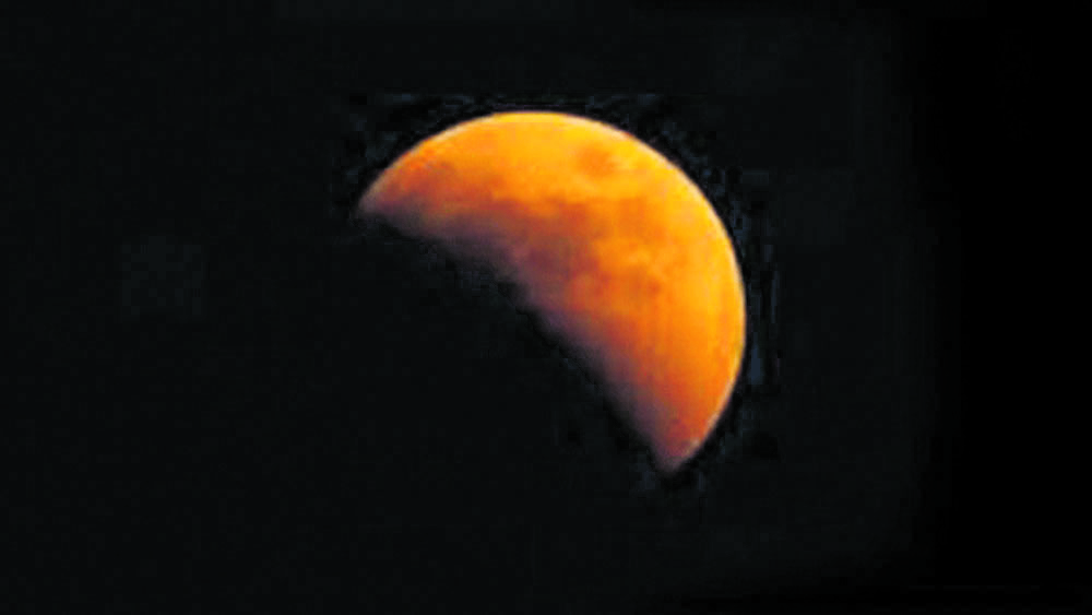 आज खण्डग्रास चन्द्रग्रहण लाग्ने