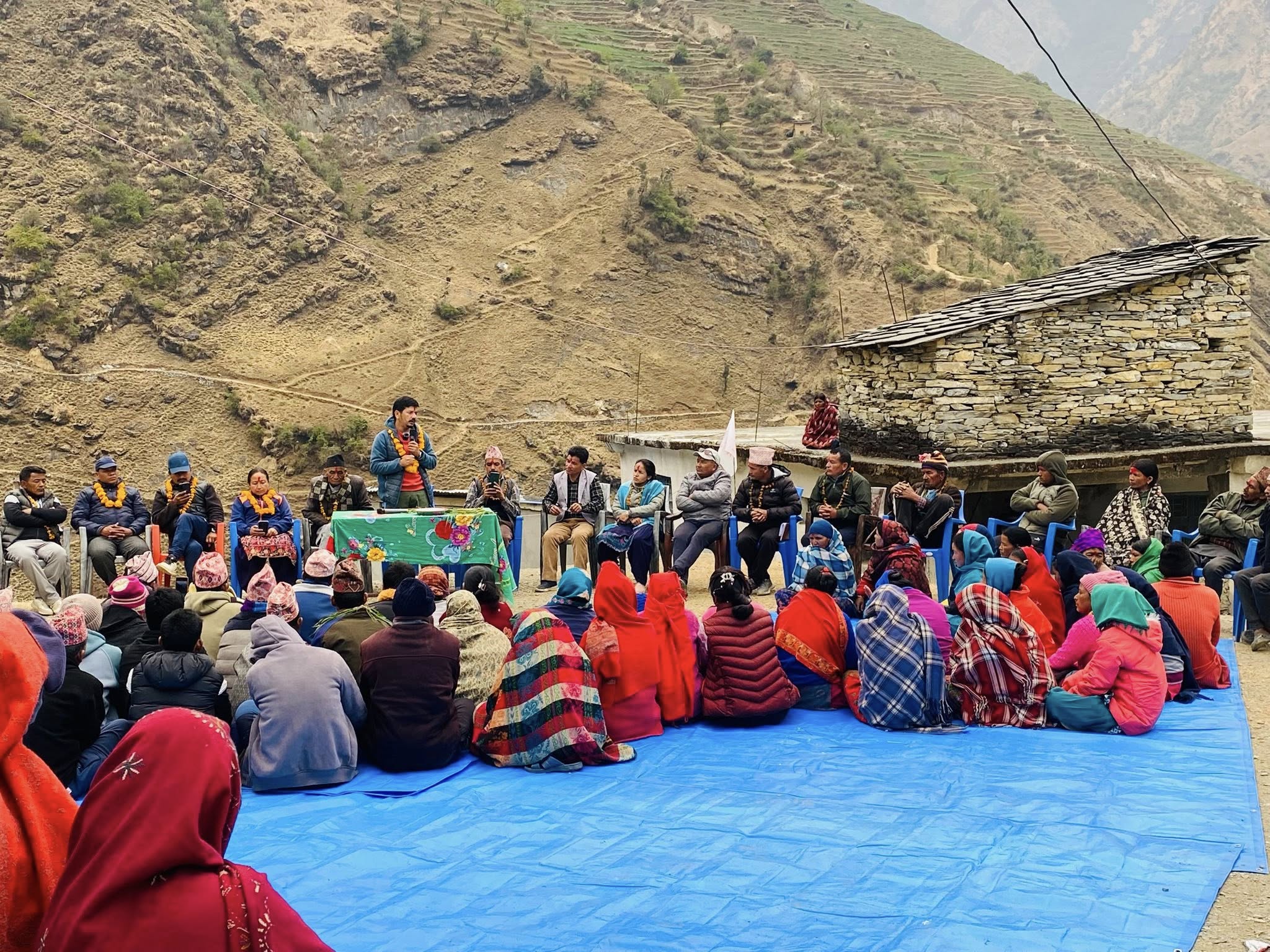 माझपालीमा एमालेको चुनावी भेला : कांग्रेस परित्याग गरी बसन्त बोहराको परिवार एमाले प्रवेश