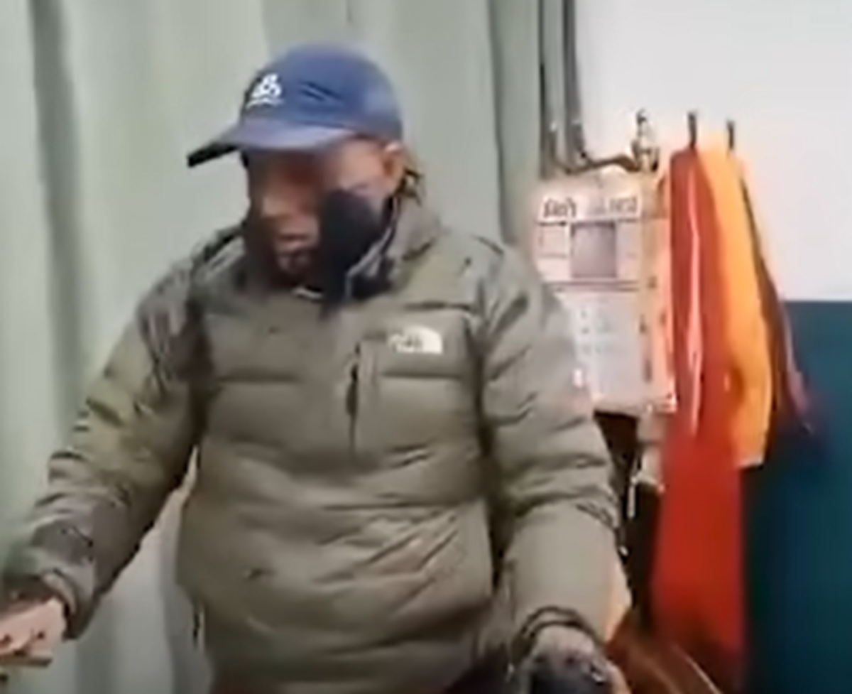 डडेल्धुरा अस्पतालका अध्यक्ष ओझालाई कार्यकक्षमै दलियो कालोमोसो