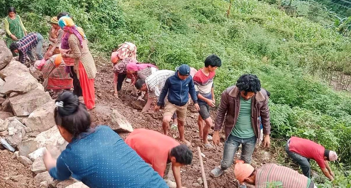 बाजुरामा सफा गाउँ बनाउने अभियानमा कृषक समूह