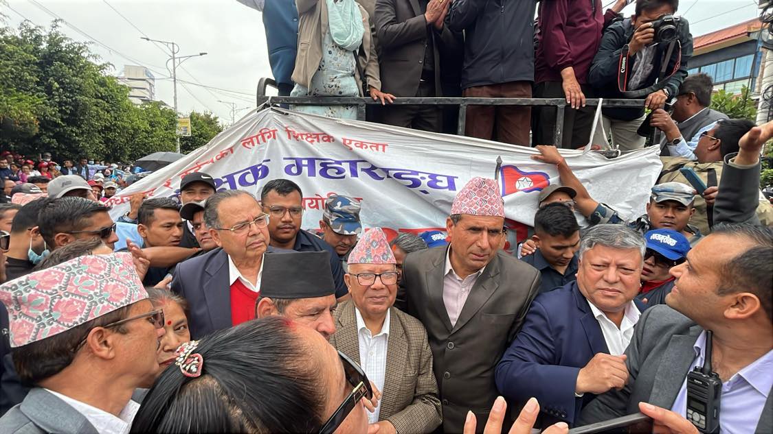 शिक्षक आन्दोलनमा मिसिने नेकपा एसको प्रयास असफल, लज्जित भएर फर्किए माधव-झलनाथ