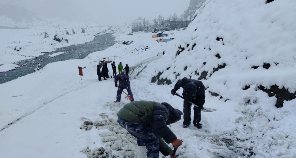 सिजन अगावै हिमपातले पर्यटक आपत्‌मा, किसान पनि चिन्तित
