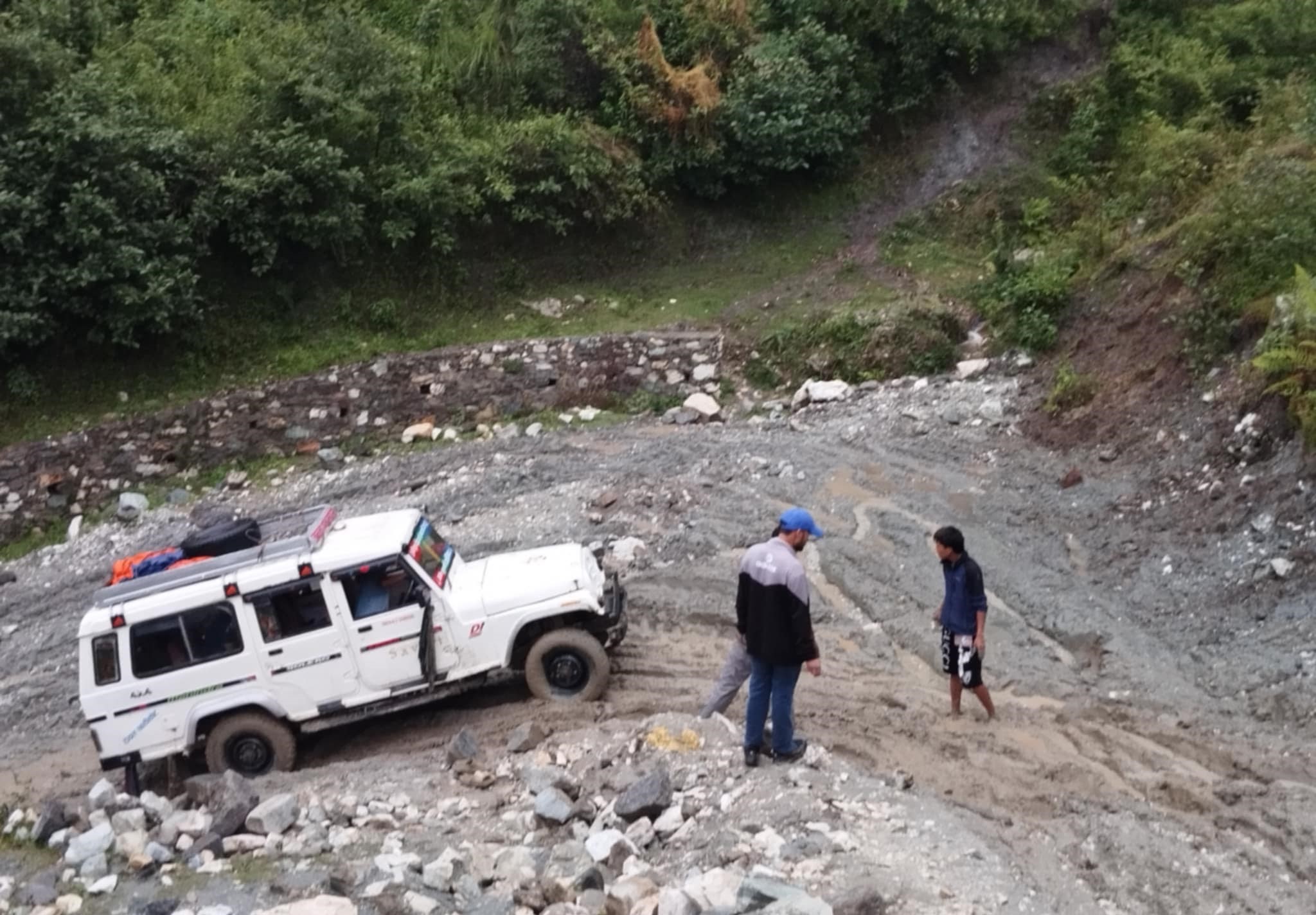 पहिरोका कारण मार्तडी-कोल्टी सडक अवरुद्ध