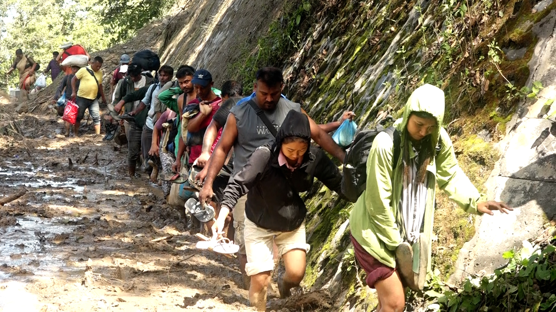 बिपी राजमार्गमा अलपत्र परेका यात्रुहरू पैदलै फर्किँदै