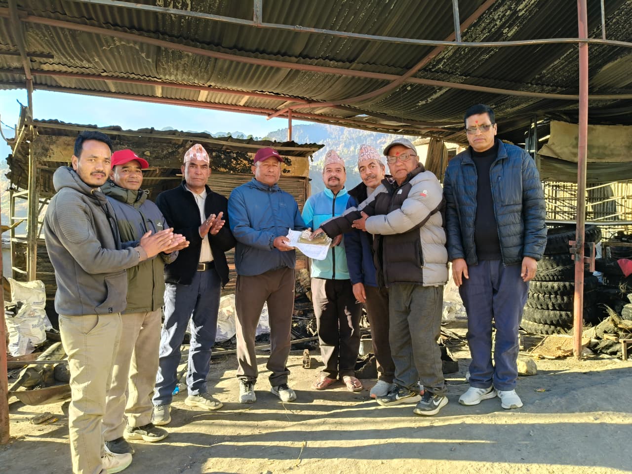 उद्योग वाणिज्य संघ बाजुराद्धारा आगलागी पीडितलाई आर्थिक सहयोग