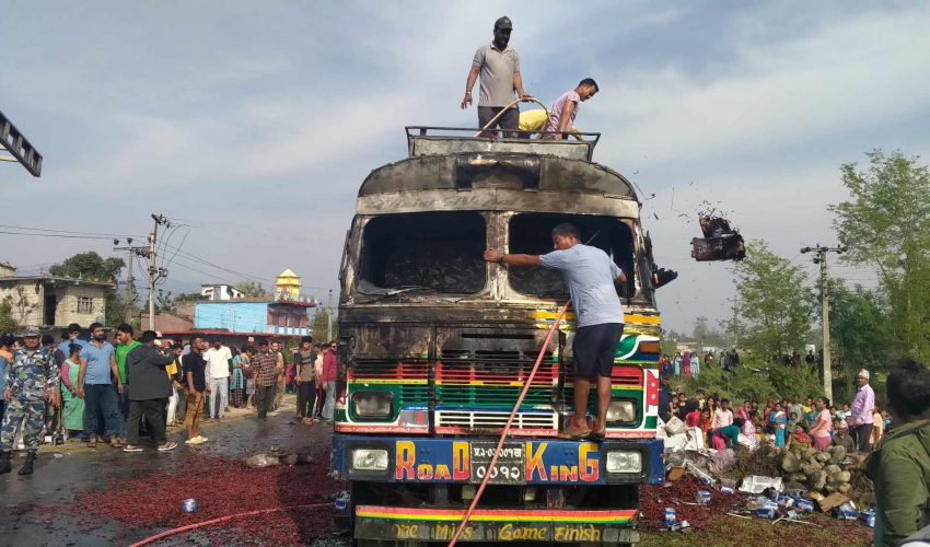 कैलालीमा लाइटर बोकेको ट्रकमा आगलागी