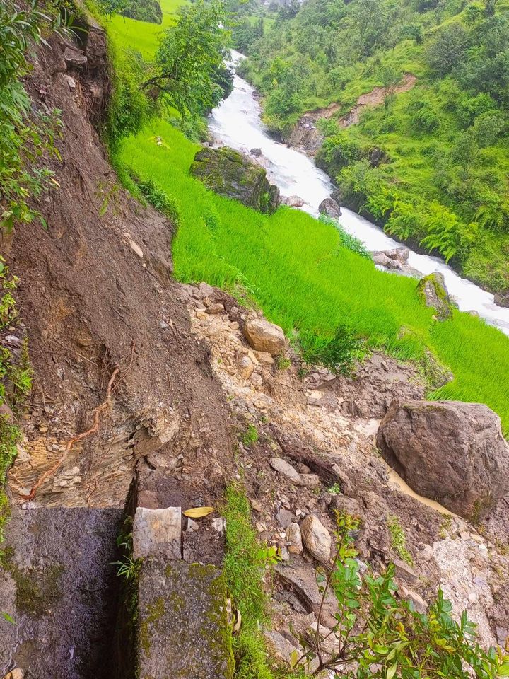 थारखोला लघुजलविद्युत आयोजनाको नहर भत्किदाँ विद्युत सेवा बन्द, स्थानीय अध्यारोमा बस्न बाध्य