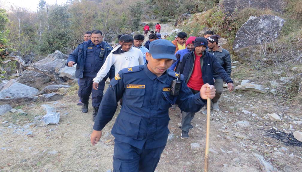 बाजुराको बडीमालिकामा भीरबाट लडेर एक जना घाइते