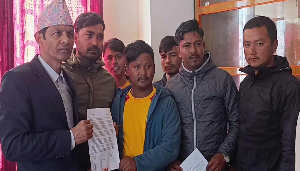 रगत संकटले बाजुरा त्रस्त, युवा संघ र अनेरास्ववियु अस्पताल र रेडक्रस विरुद्ध आक्रोशित